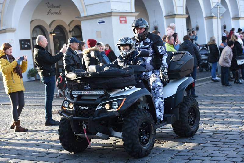 Již po osmnácté letos kolínští motorkáři říkající si Verbež kolínská uspořádali štědrovečerní vyjížďku s tradičním cílem u vánočního stromu na kolínském Karlově náměstí.