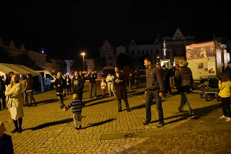 Už ve čtvrtek se na kolínském Karlově náměstí objevily obří bannery s fotografiemi světových rockových hvězd a textem mapujícím začátky různých hudebních žánrů. V sobotu pak výstavu doplnil další program.