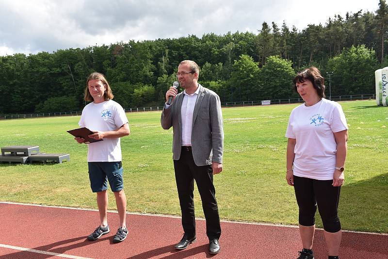 Z Her pro radost na atletickém stadionu v Kolíně.