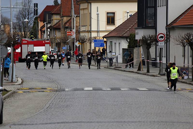 Tradičního běhu v Pečkách se účastní běžci různých věkových kategorií.