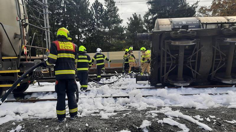 Přečerpávání benzenu z havarované kolejové cisterny v železniční stanici Poříčany