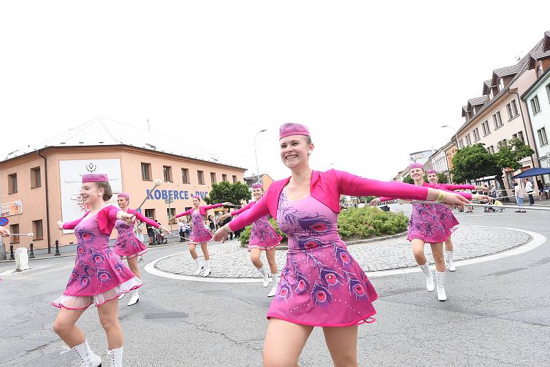 Průvod při tradičním festivalu Kmochův Kolín.