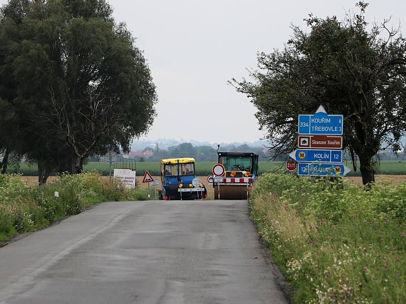 Z rekonstrukce křižovatky silnic I/12 a II/334 v katastru obce Třebovle.