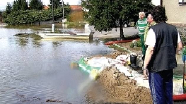 Při poslední povodni se voda zastavila těsně před některými domy.