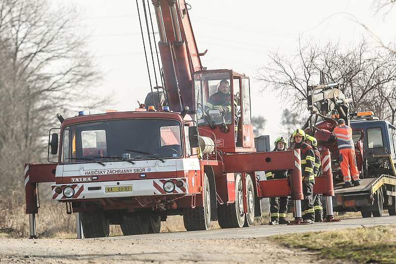 Do auta odstaveného na kolejích vrazil nad ránem v neděli 9. února u Starého Kolína vlak