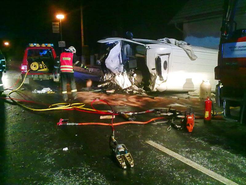 Čelní střet dodávky s kamionem u Vyžlovky