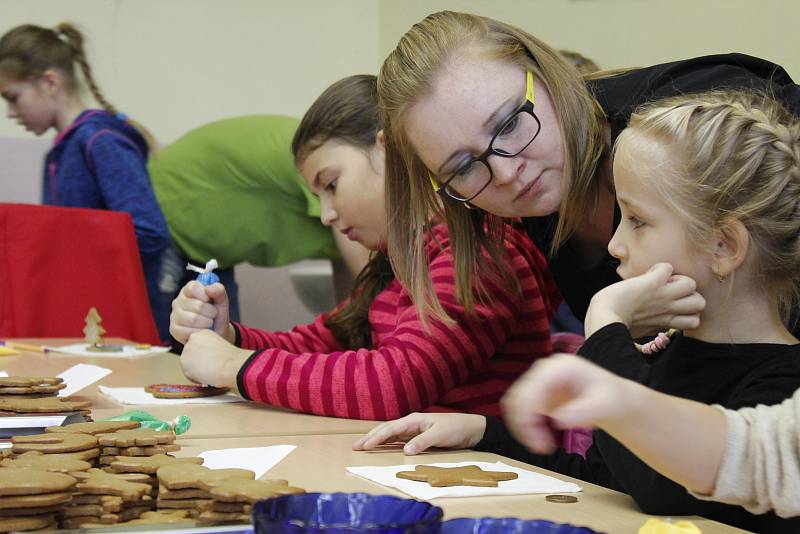 Již 9. ročník adventního jarmarku a festivalu kreativních dílen Andělské zvonění se uskutečnil v budově českobrodského gymnázia.