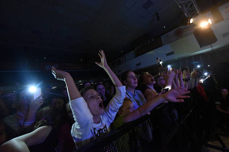 Kapely Poetika a Mirai rozvášnily v kolínském kulturáku stovky mladých posluchačů.