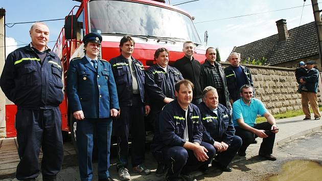 Předání nového vozu značky Tatra starokolínským hasičům.