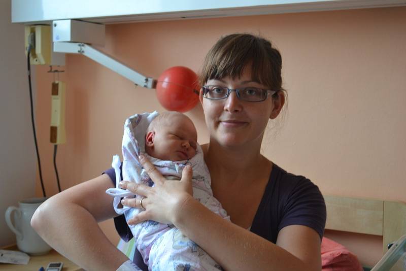 Leontýna Hakenová se prvně podívala na maminku Petru a tatínka Tomáše 26. května 2013. Holčička po porodu měřila 52 centimetry a vážila 3420 gramů. Rodina žije v Kolíně.