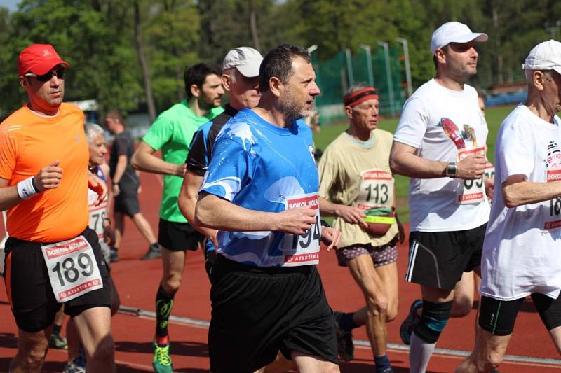 Na start jubilejního 60. ročníku silničního půlmaratónu Kolín - Velký Osek - Kolín se postavil rekordní počet 179 běžců a běžkyň.