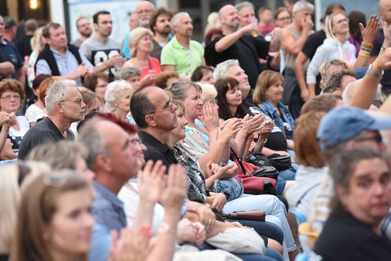 Vladimír Mišík bavil na náměstí stovky lidí všech generací.