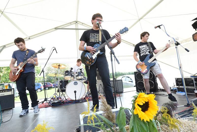 Dožínky přinesly zábavnou soutěž i festival rockových kapel