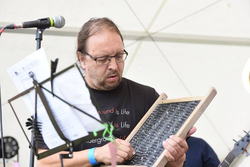 Dožínky přinesly zábavnou soutěž i festival rockových kapel