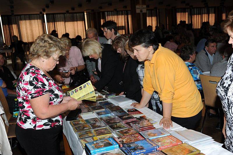 Fanouškům Evy a Vaška nakonec zmenšený parket málem nestačil