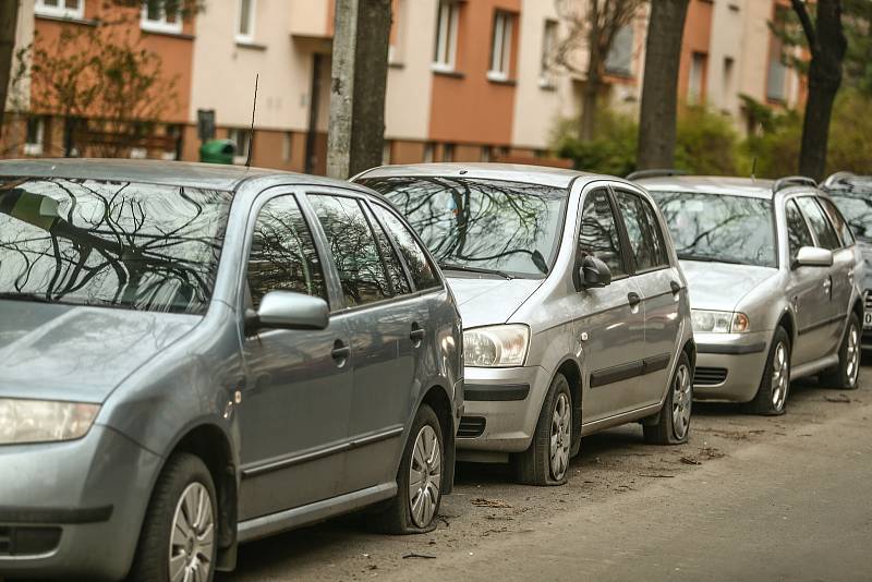 Propíchané pneumatiky aut zaparkovaných v Družstevní ulici v Kolíně.