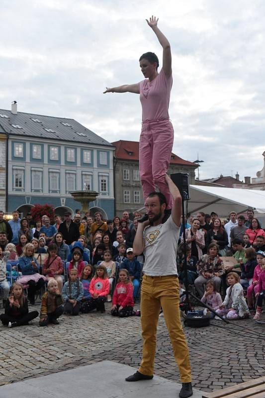 Z prvního dne Gasparády, mezinárodního festivalu neverbálního divadla na Karlově náměstí v Kolíně.