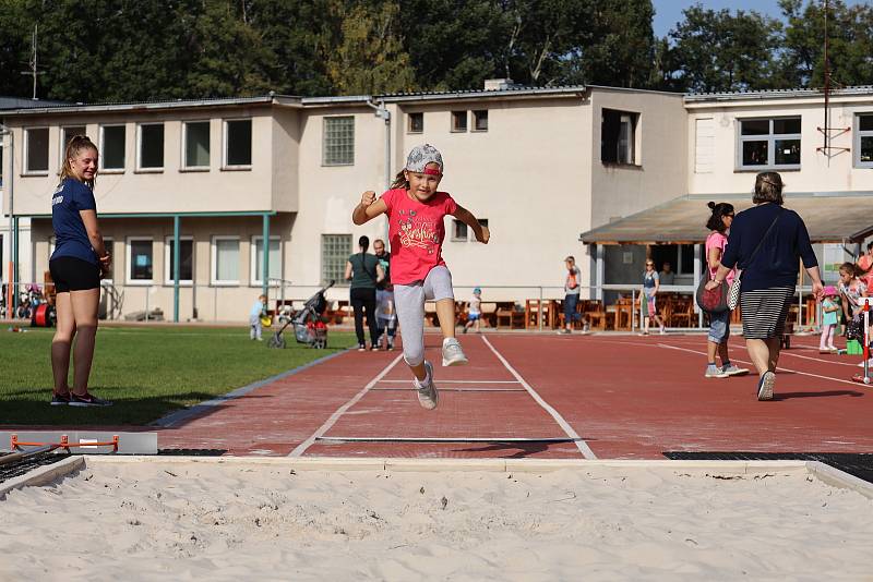 Malí sportovci si vyzkoušeli zrekonstruovaný areál Na Kutilce v Českém Brodě.