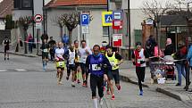Tradičního běhu v Pečkách se účastní běžci různých věkových kategorií.