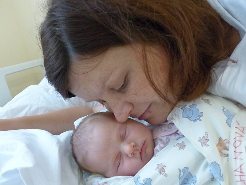 Karolína Suchanová se narodila 15. října 2021 v kolínské porodnici s váhou 3150 g. Do Benešova odjela se sourozenci Magdalénkou  (4.5), Edíkem (2.5) a rodiči Šárkou a Danielem.