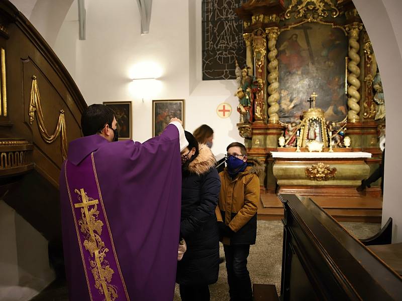 Z bohoslužby na Popeleční středu v kostele sv. Gotharda v Českém Brodě.