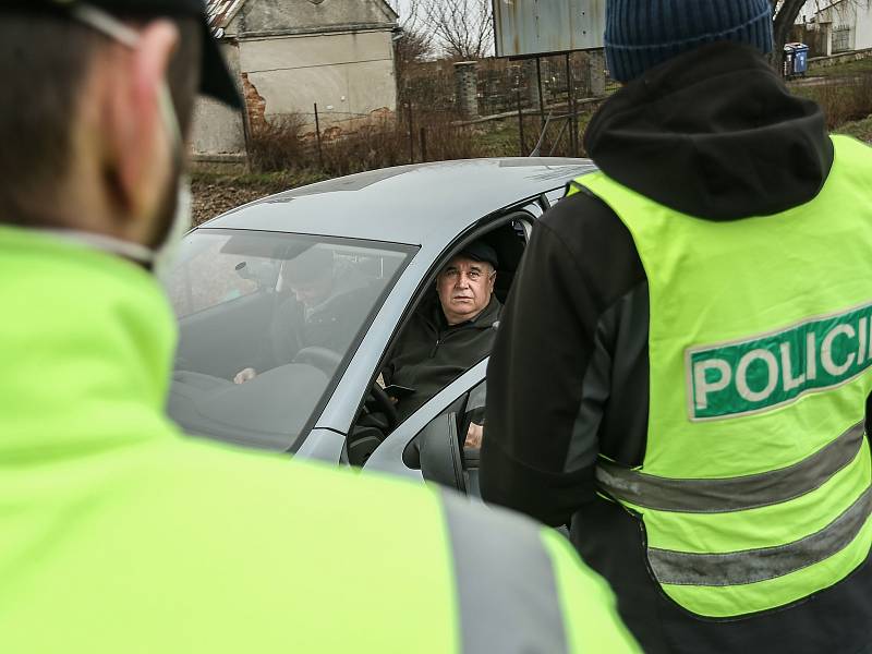 Kontrolní stanoviště policie u obce Rostoklaty na silnici I/12.