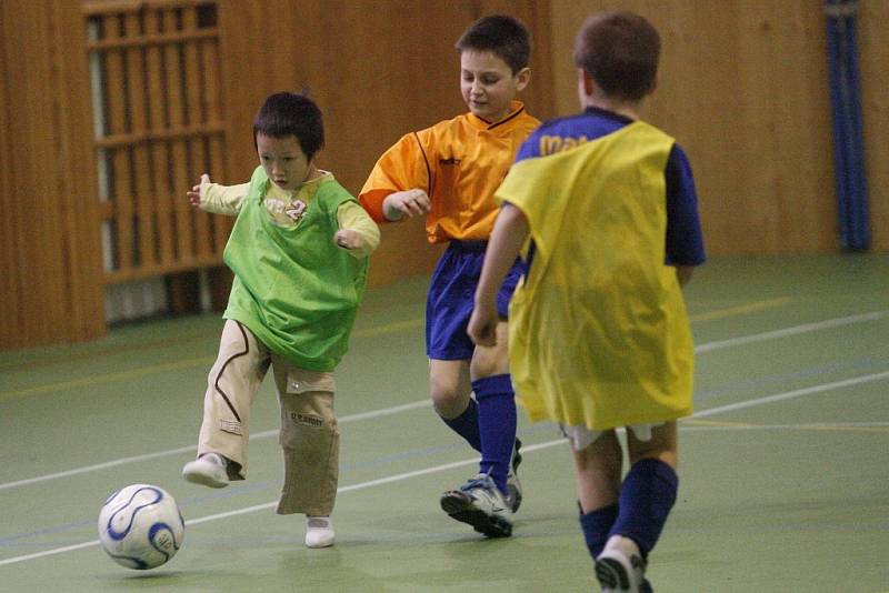 Školáci při fotbale.