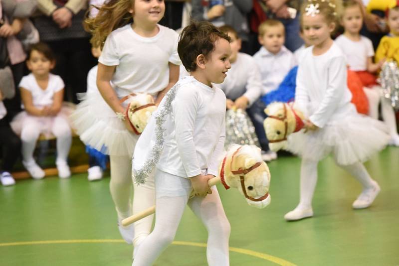 Děti z mateřské školy Pohádka předvedly taneční choreografie