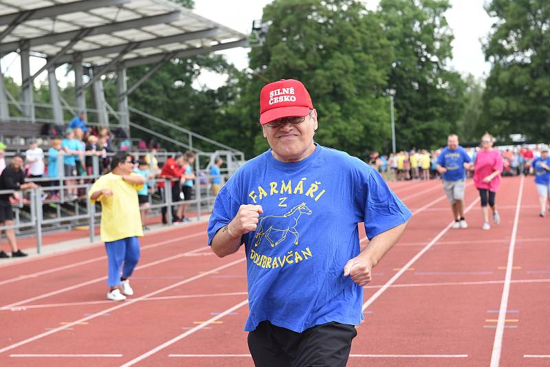 Z Her pro radost na atletickém stadionu v Kolíně.