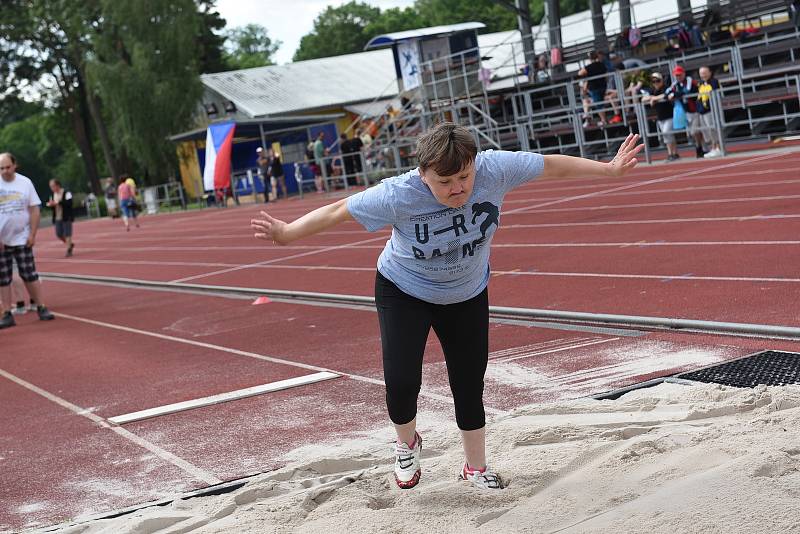 Z Her pro radost na atletickém stadionu v Kolíně.