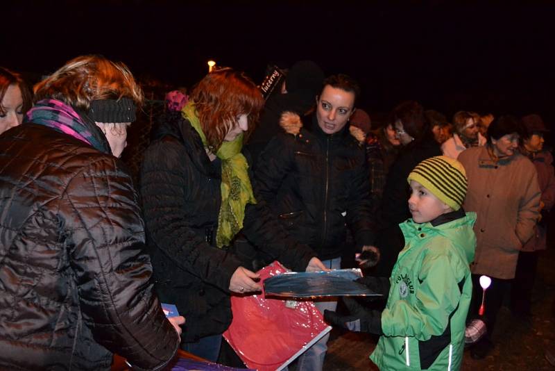 Ve Třech Dvorech rozsvítili strom a vypustili lampiony