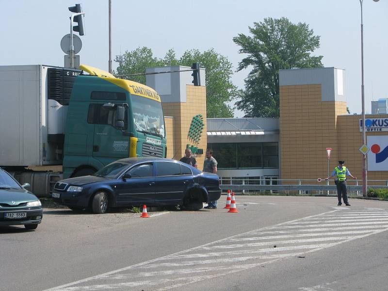 Dopravní nehoda na začátku nového mostu v Kolíně. 30. 4. 2009