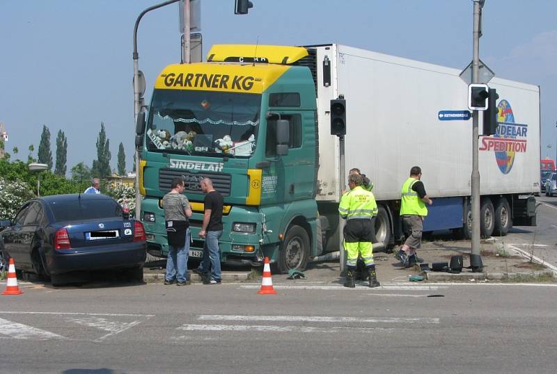 Dopravní nehoda na začátku nového mostu v Kolíně. 30. 4. 2009