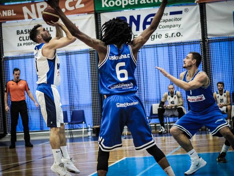 Z přípravného utkání BC Kolín - USK Praha (80:84).