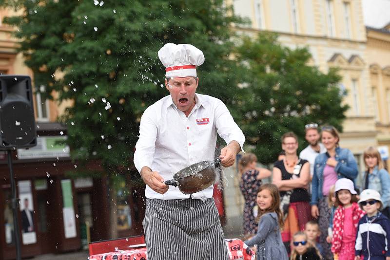 Z prvního dne Gasparády, mezinárodního festivalu neverbálního divadla na Karlově náměstí v Kolíně.