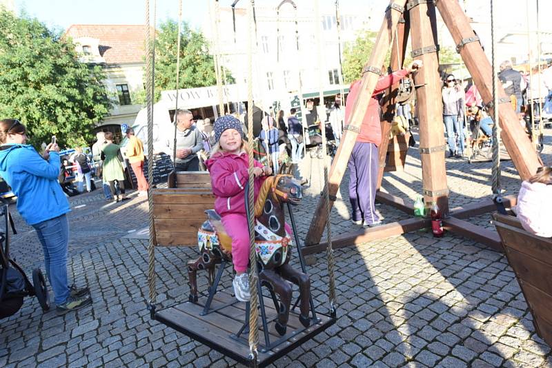 Na Karlově náměstí v Kolíně to opět žilo. Po nedávném vinném koštu tu tentokrát své stánky postavil Street Food festival