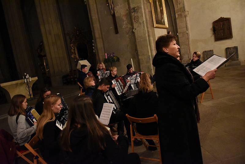 Chrám a jeho okolí zaplnily na adventní Otevřenou ulici stovky lidí.