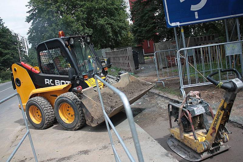 Rozkopané chodníky v Benešově ulici