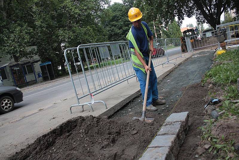 Rozkopané chodníky v Benešově ulici