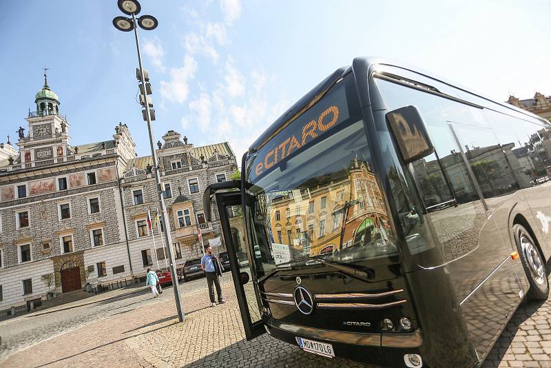 Černý elekrobus Mercedes Benz eCitaro na Karlově náměstí v Kolíně.