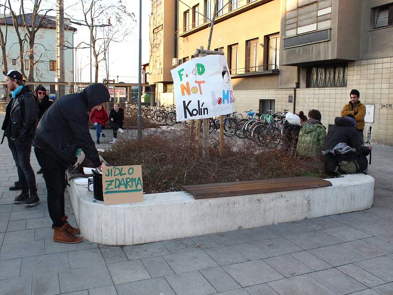 Food Not Bombs počtvrté rozdávali veganské jídlo před hlavním nádražím v Kolíně.