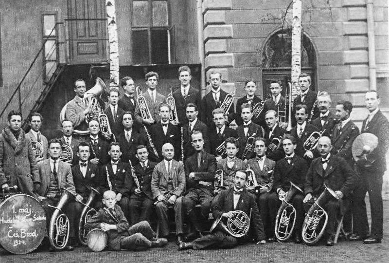 Sokolové se věnují nejen sportovním aktivitám. Na fotografii z 1. května 1924 je k vidění hudební sbor českobrodské tělovýchovné jednoty.