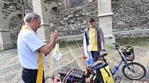 Cestu odvážného cyklisty požehnal farář a bývalý pedagog Jan Halama. 