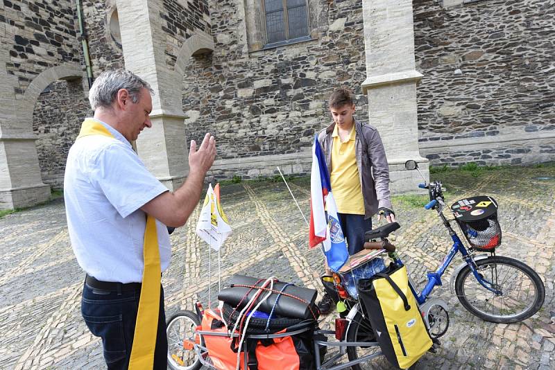 Cestu odvážného cyklisty požehnal farář a bývalý pedagog Jan Halama. 