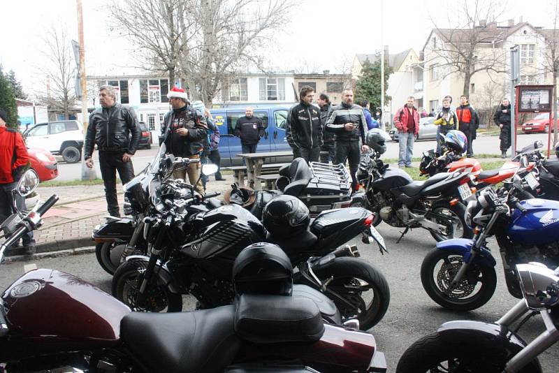 Vánoční vyjížďka kolínských motorkářů, kterou organizuje Kolínská verbež.