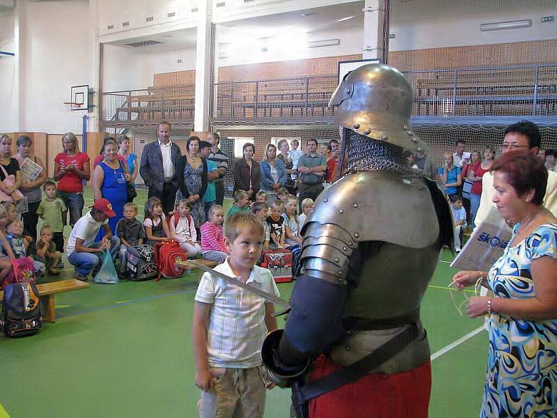 Rytíř Víťa z Pánů z Kolína pasoval prvňáčky na 5.ZŠ v Kolíně.