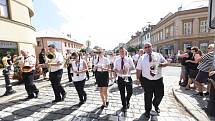 Rozpálenými kolínskými ulicemi pochodovaly mažoretky a dechové orchestry.