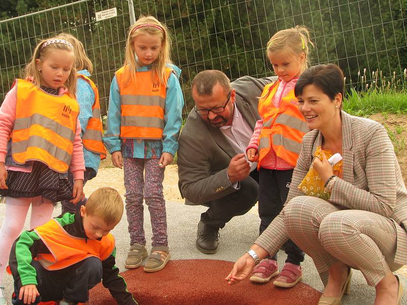 Ze slavnostního otevření kuličkového hřiště v Kolíně.