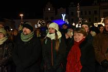 Na kolínském Karlově náměstí se rozsvítila třetí svíčka