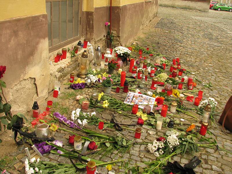 Na spontánně vzniklém pietním místě u kouřimské radnice stále přibývají květiny, svíčky, dárky na rozloučenou.